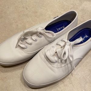 White Keds leather tennis shoes in pristine condition. Classic Keds shoes.